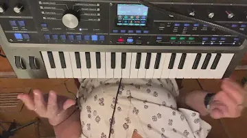 Korg MicroKORG 2  creating a loop on the fly for the Maximum amount of 128 beats! Lush Sounds!!!
