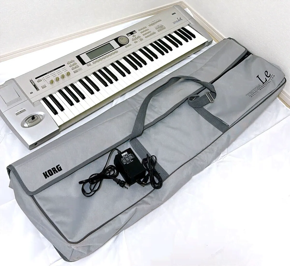 KORG TRITON Le 61 key Synthesizer Keyboard Music Workstation With Power Adapter